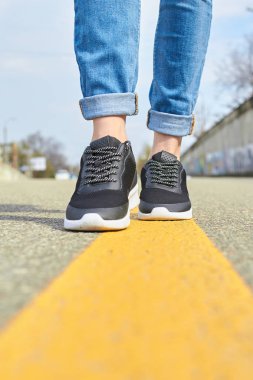 Asfalt yolda yürürken ayakları 