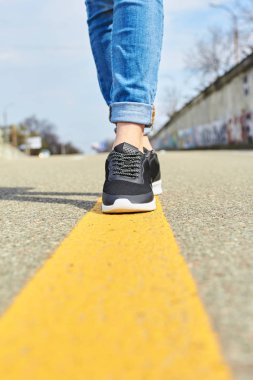 Asfalt yolda yürürken ayakları 