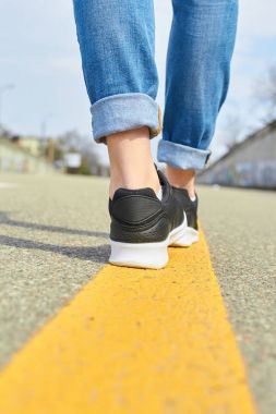 Asfalt yolda yürürken ayakları 