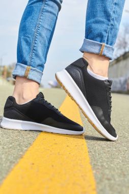 Asfalt yolda yürürken ayakları 