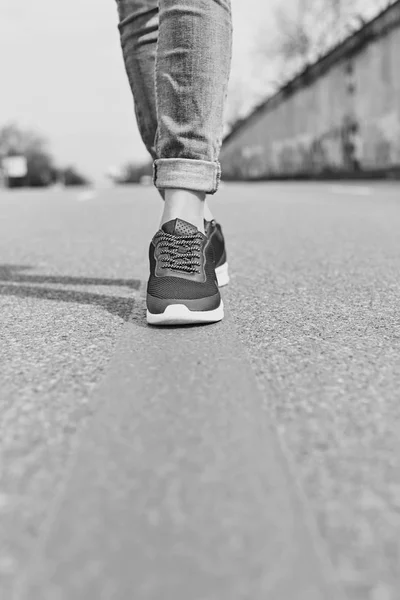 Piernas Caminando en camino de asfalto — Foto de Stock