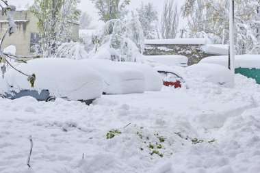 Bir sokakta karda araba sıkışmış