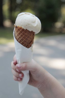 Elele tutuşan dondurma külahı