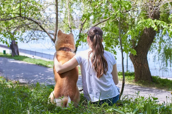 Zwei Freundinnen, Mädchen mit Hund im sonnigen — Stockfoto