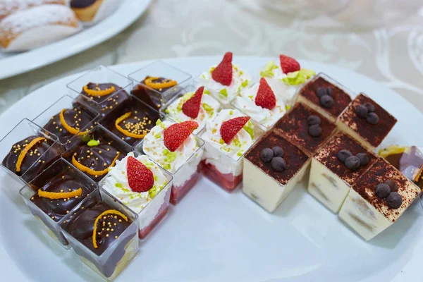 Stück Kuchen, Plätzchen gefüllt mit Marmelade — Stockfoto