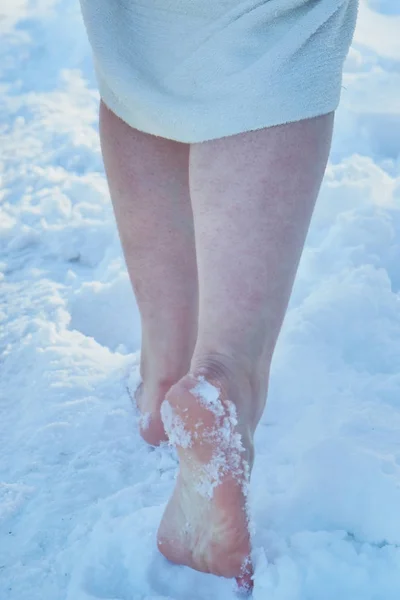 Las Piernas Caminando Descalzas Nieve — Foto de Stock