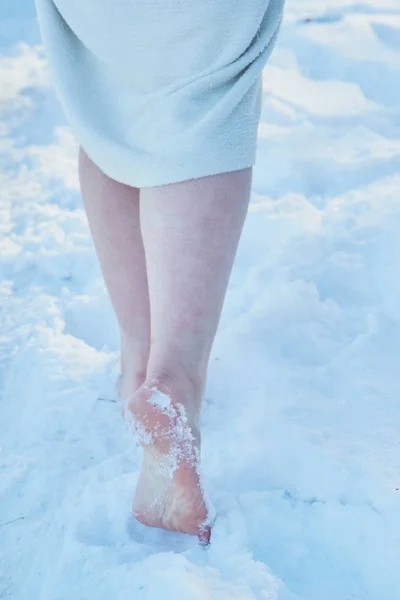 Las Piernas Caminando Descalzas Nieve — Foto de Stock