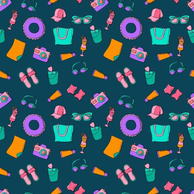 Kusursuz yaz şablonu. Güneş gözlüğü, kokteyl, terlik, kamera, güneş kremi, can simidi, plaj çantası, dalış gözlüğü, kürekli bebek kovası. Duvar kağıdı, kumaş, tekstil, ambalaj için tasarım.