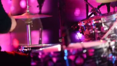 Davulcu, farklı projeler için TV Stüdyo Konser Gösterisi Davul Tekmesi 'ni çalıyor! (TV Stüdyosu Ayrıntıları)