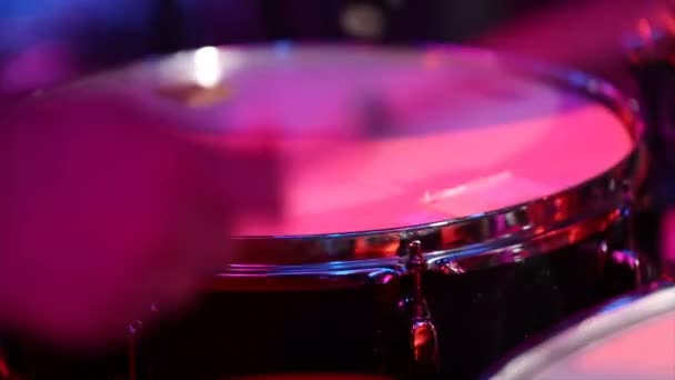 Schlagzeuger Spielt Studio Konzert Show Aufnahmen Drum Kick Für Verschiedene — Stockvideo