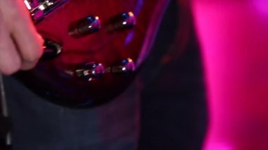 Elektro Gitar, farklı projeler için TV konserinin sahne görüntülerini açıyor! (TV Stüdyosu Ayrıntıları)