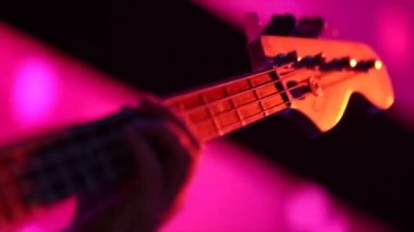 Electric Guitar, farklı projeler için TV konserinin sahne görüntülerini çalıyor! (TV Stüdyosu Ayrıntıları)