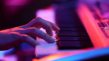 Piyano Sentezleyicisi farklı projeler için konser görüntüsü çalıyor! (TV Stüdyosu Ayrıntıları)