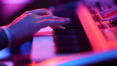 Piyano Sentezleyicisi farklı projeler için konser görüntüsü çalıyor! (TV Stüdyosu Ayrıntıları)
