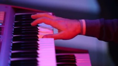 Piyano Sentezleyicisi farklı projeler için konser görüntüsü çalıyor! (TV Stüdyosu Ayrıntıları)