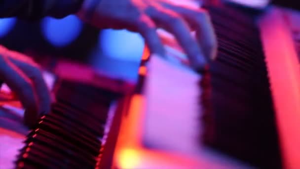 ピアノ シンセサイザー異なるプロジェクトのためのコンサート映像を再生 テレビジョンスタジオの内容 — ストック動画