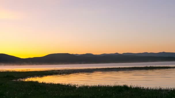 Lever de soleil dans le lac — Video