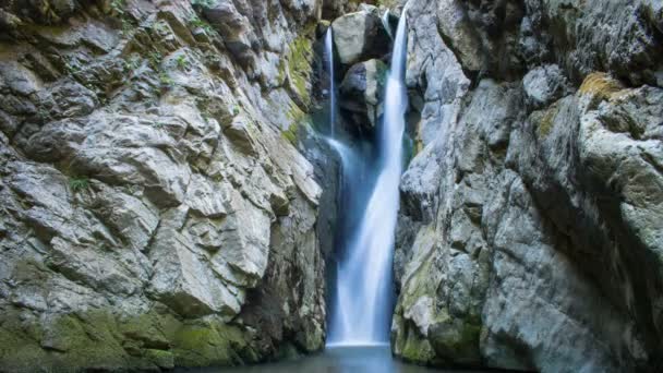 Frisches kaltes Wasser Wasserfall — Stockvideo