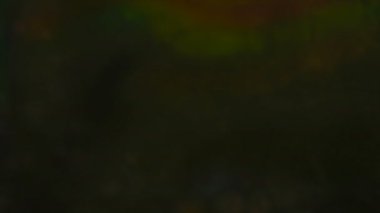 Renkli çok renkli ışık sızıntıları görüntüyü örtüyor. Açık gökkuşağı renkleri ışık ışınlarını yansıtır. Renk desenleri. Şimdiki görüntülerinizin üzerine bırakın, Ekle ya da Ekran Karıştır kiplerini kullanarak birleştirin. Retro sızıntısı.