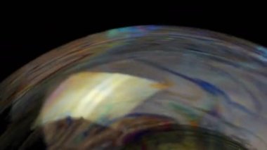 Sabun köpüğü makro gökkuşağı renkleri yaratıyor. Renkli köpük sabun köpüğü ağır çekim yüksek sinema kalitesi (Kızıl Ejder Kamerası). Diğer galaksi gezegenlerine çok benziyor. Uzay filmlerinde falan kullanabilirsiniz.