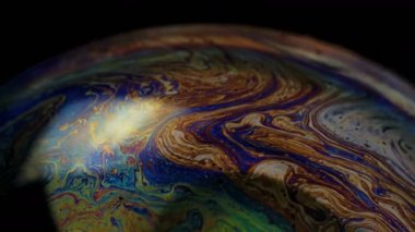 Sabun köpüğü makro gökkuşağı renkleri yaratıyor. Renkli köpük sabun köpüğü ağır çekim yüksek sinema kalitesi (Kızıl Ejder Kamerası). Diğer galaksi gezegenlerine çok benziyor. Uzay filmlerinde falan kullanabilirsiniz.