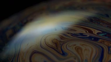 Sabun köpüğü makro gökkuşağı renkleri yaratıyor. Renkli köpük sabun köpüğü ağır çekim yüksek sinema kalitesi (Kızıl Ejder Kamerası). Diğer galaksi gezegenlerine çok benziyor. Uzay filmlerinde falan kullanabilirsiniz.