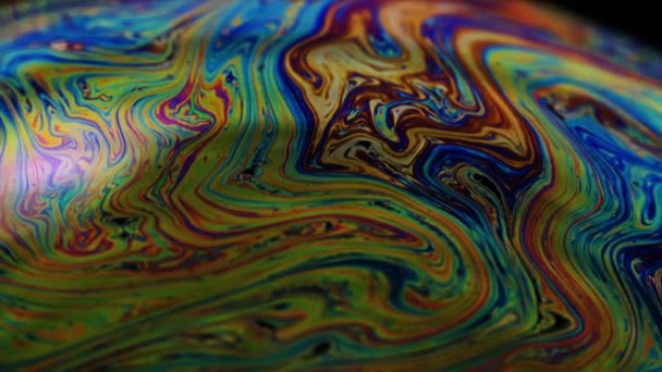 Sapone Grande Bolla Macro Pelle Colori Arcobaleno Colorato Schiuma Sapone — Video Stock