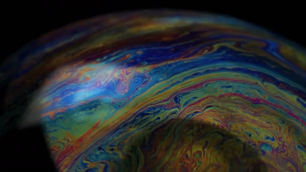 肥皂泡大彩虹色的产生 彩色泡沫肥皂泡慢动作电影质量高 红龙相机 和其他星系的行星非常相似你可以在太空电影等中使用它 — 图库视频影像