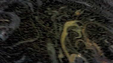 Sabun köpüğü makro gökkuşağı renkleri yaratıyor. Renkli köpük sabun köpüğü ağır çekim yüksek sinema kalitesi (Kızıl Ejder Kamerası). Diğer galaksi gezegenlerine çok benziyor. Uzay filmlerinde falan kullanabilirsiniz.