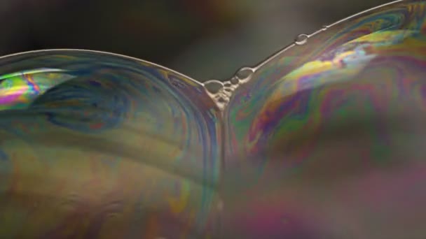 石鹸バブルマクロ虹色作成します カラフルな泡ソープバブルスローモーション高映画品質 レッドドラゴンカメラ 他の銀河系惑星と非常によく似ています 宇宙映画などでご利用いただけます — ストック動画