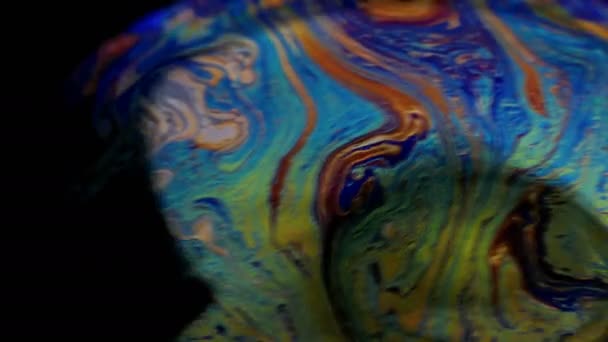 Seifenblase Makro Regenbogenfarben Erstellen Bunte Schaumseifenblase Zeitlupe Hohe Cineastische Qualität — Stockvideo