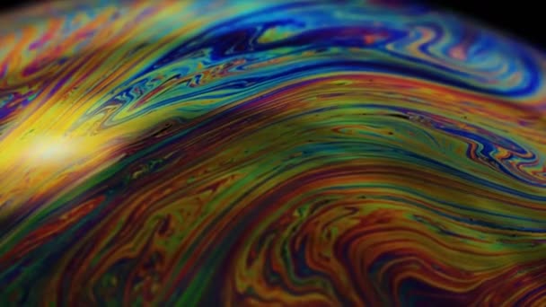 肥皂泡大彩虹色的产生 彩色泡沫肥皂泡慢动作电影质量高 红龙相机 和其他星系的行星非常相似你可以在太空电影等中使用它 — 图库视频影像