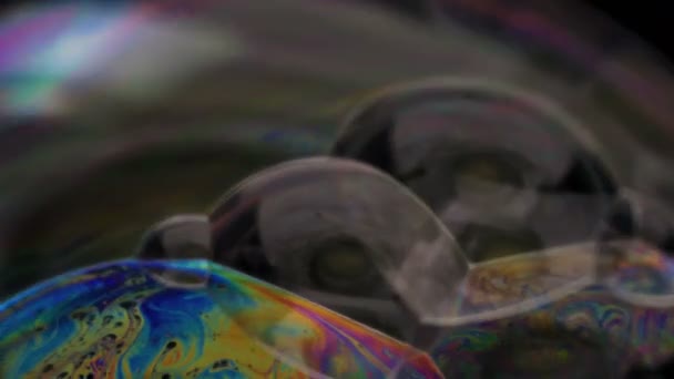 泡泡がゆっくりと動き出します マクロソープ泡泡 泡の虹色 高画質 レッドドラゴンカメラ — ストック動画