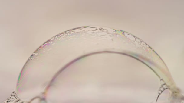 Schaumblasen Knallen Zeitlupe Makro Seifenblasen Regenbogenfarben Schaumstoff Hohe Filmische Qualität — Stockvideo