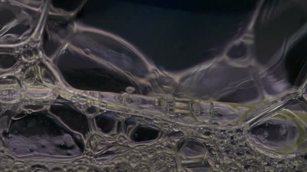 Φυσαλίδες Αφρού Σκάει Αργή Κίνηση Αφρός Σαπουνόφουσκας Χρώμα Ουράνιο Τόξο — Αρχείο Βίντεο