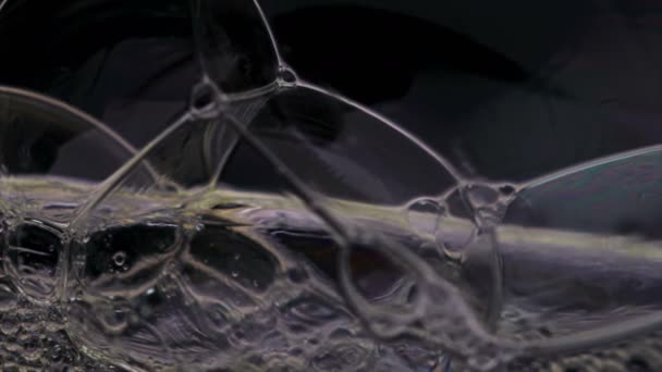 Пенные Пузырьки Лопаются Медленными Движениями Макро Мыльные Пузыри Радужные Цвета — стоковое видео