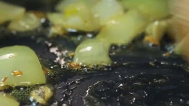 Şef soğan kızartıyor. Yakın çekim yemek. Yemek pişirme süreci. Şef Aşçılık Tabağı. Şef yemek hazırlıyor. (Kızıl Ejder, Sinema Kaliteli Makro Görüntüler).