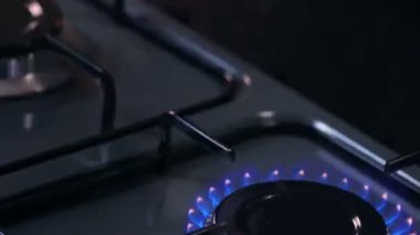 Şef, pilav pilavını ocakta sığır etiyle kızartıyor. Yakın çekim yemek. Yemek pişirme süreci. Şef Aşçılık Tabağı. Şef yemek hazırlıyor. (Kızıl Ejder, Sinema Kaliteli Makro Görüntüler).