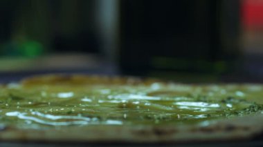 Şef parmaklarıyla pizza hamuruna baharat ekliyor. Yakın çekim yemek. Yemek pişirme süreci. Şef Aşçılık Tabağı. Şef yemek hazırlıyor. (Kızıl Ejder Kamerası, Yavaş Hareket, Sinema Kaliteli Makro Görüntüler).