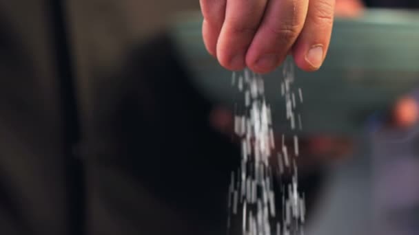 Szef Kuchni Dodaje Sól Potraw Dodaję Sól Ręki Potrawy Zbliżenie — Wideo stockowe