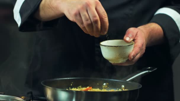 Szef Kuchni Dodaje Pieprzu Pilaf Dodaję Pieprz Ręką Potrawy Zbliżenie — Wideo stockowe