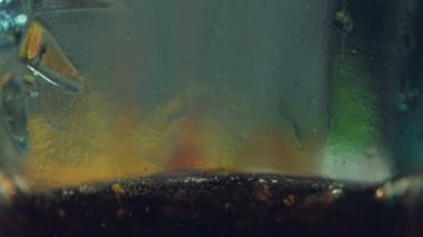 Eski sarmaşığı cama dökmek. makro çekim yavaş çekim Kırmızı Ejder Kamerası Sinematik Çekim.