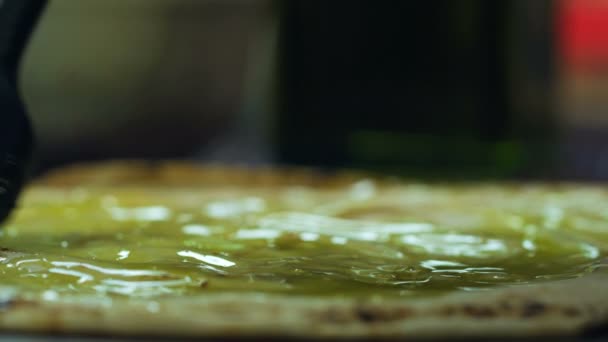 요리사는 브러시와 반죽에 올리브유를 윤활유로 넣는다 음식을 클로즈업합니다 요리사 요리사가 — 비디오