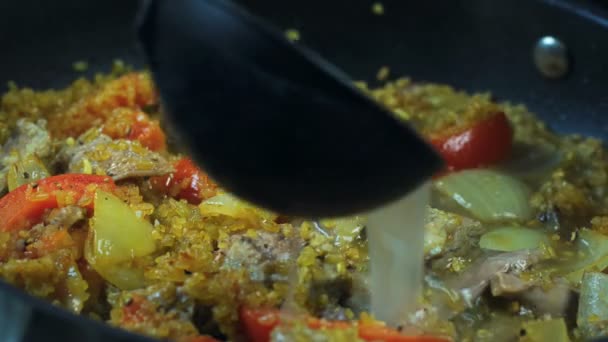 Chef Está Fritando Arroz Pilaf Com Carne Fogão Gás Comida — Vídeo de Stock