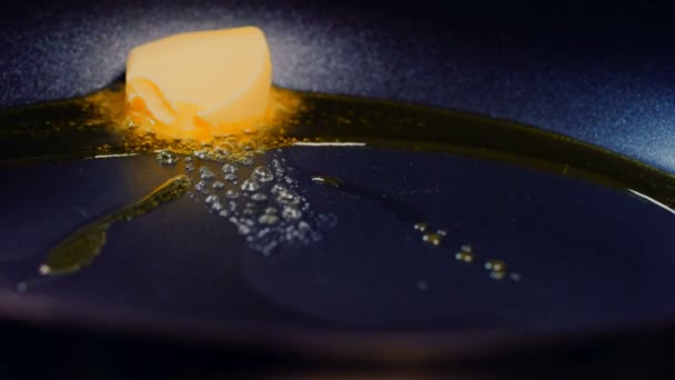 남비에 붓는다 프라이팬 녹이고 양파를 튀긴다 음식을 클로즈업합니다 요리사 요리사가 — 비디오