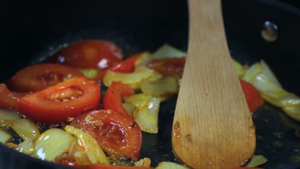 Chef Giet Rijst Gebakken Uien Tomaten Voedsel Van Dichtbij Koken — Stockvideo