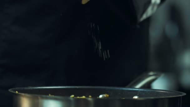 厨师在锅里加盐和菜 特写食品 烹饪过程 厨师做饭迪什 厨师准备食物 慢动作 电影质量 — 图库视频影像
