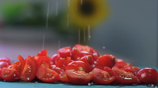 Het Toevoegen Van Zout Gesneden Tomaten Slow Motion Macro Salt — Stockvideo