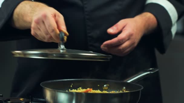 Cerrar Tapa Sobre Una Olla Sopa Hirviendo Comida Cerca Proceso — Vídeo de stock