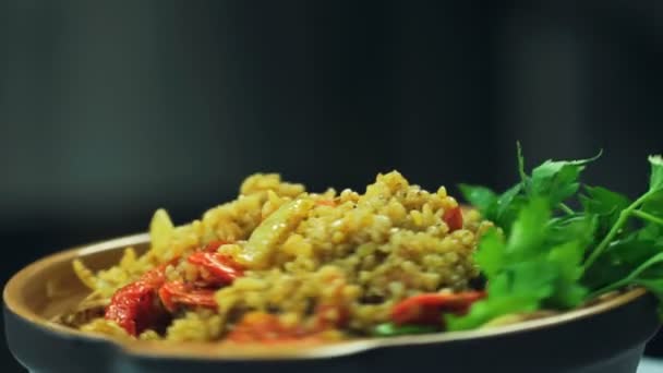 Pilaf Arroz Con Carne Rotando Comida Cerca Proceso Cocina Chef — Vídeo de stock